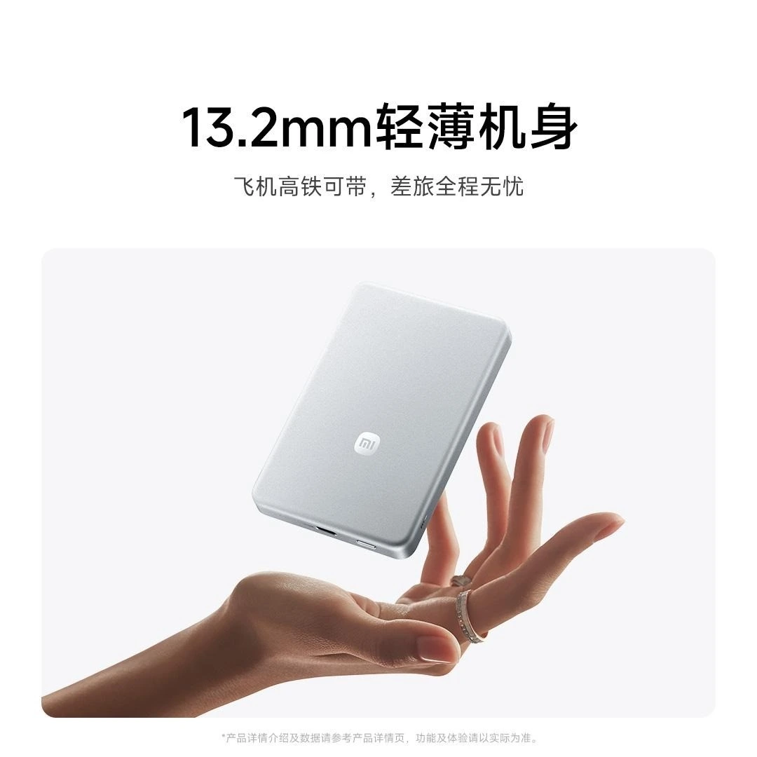 Gümüş renkli Xiaomi power bank bir elin üzerinde gösteriliyor