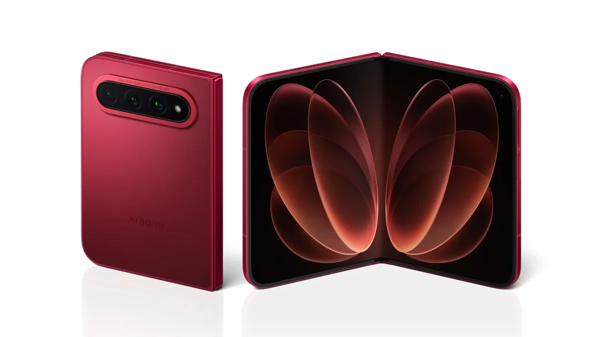 Açık halde katlanabilir Xiaomi 18 Fold ve cihazın arka yüzü