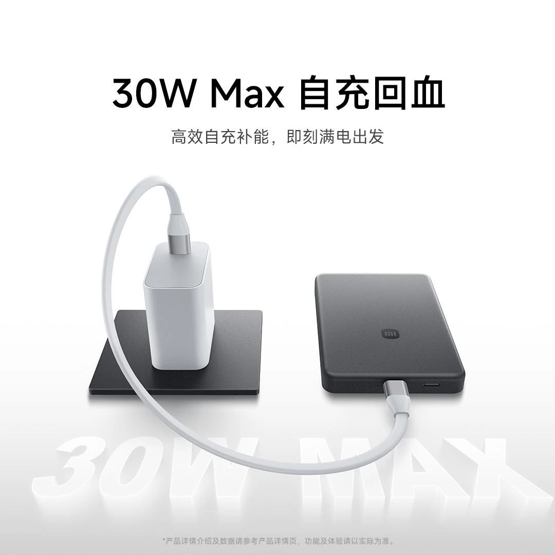 USB-C kablosuyla şarj edilen koyu renkli Xiaomi power bank