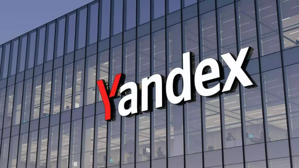 Cam cepheli binanın üzerinde Yandex logosu