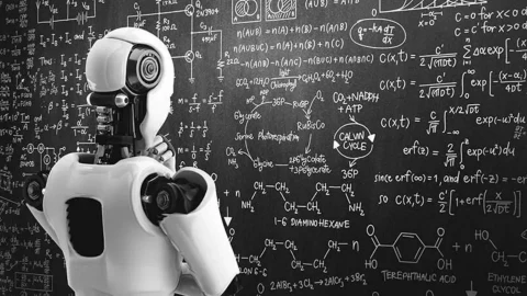 Beyaz bir robot, matematiksel formüllerle dolu bir tahta önünde duruyor.
