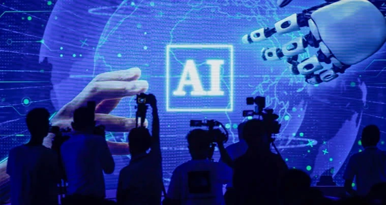Yapay zekâ simgesi, robot eli ve izleyici siluetlerinin yer aldığı dijital görsel