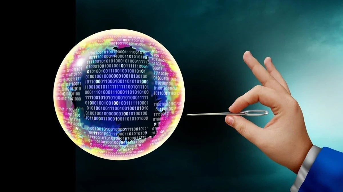 Dijital verilerle kaplı balona iğne uzatan el