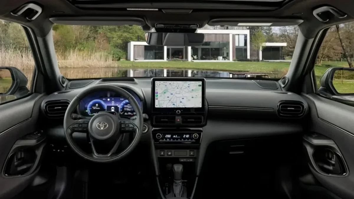 Toyota Yaris Cross Hybrid’in dijital gösterge ve multimedya ekranlarının yer aldığı kabini