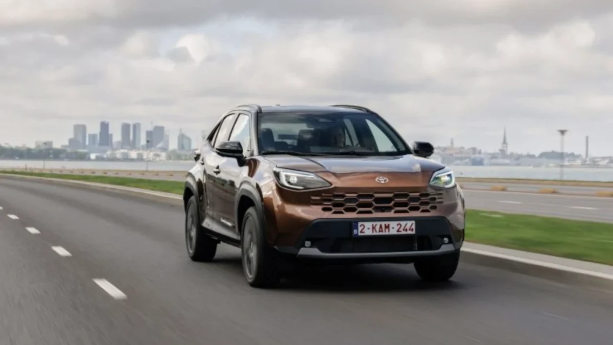 Toyota Yaris Cross Hybrid yolda önden görünümüyle ilerliyor