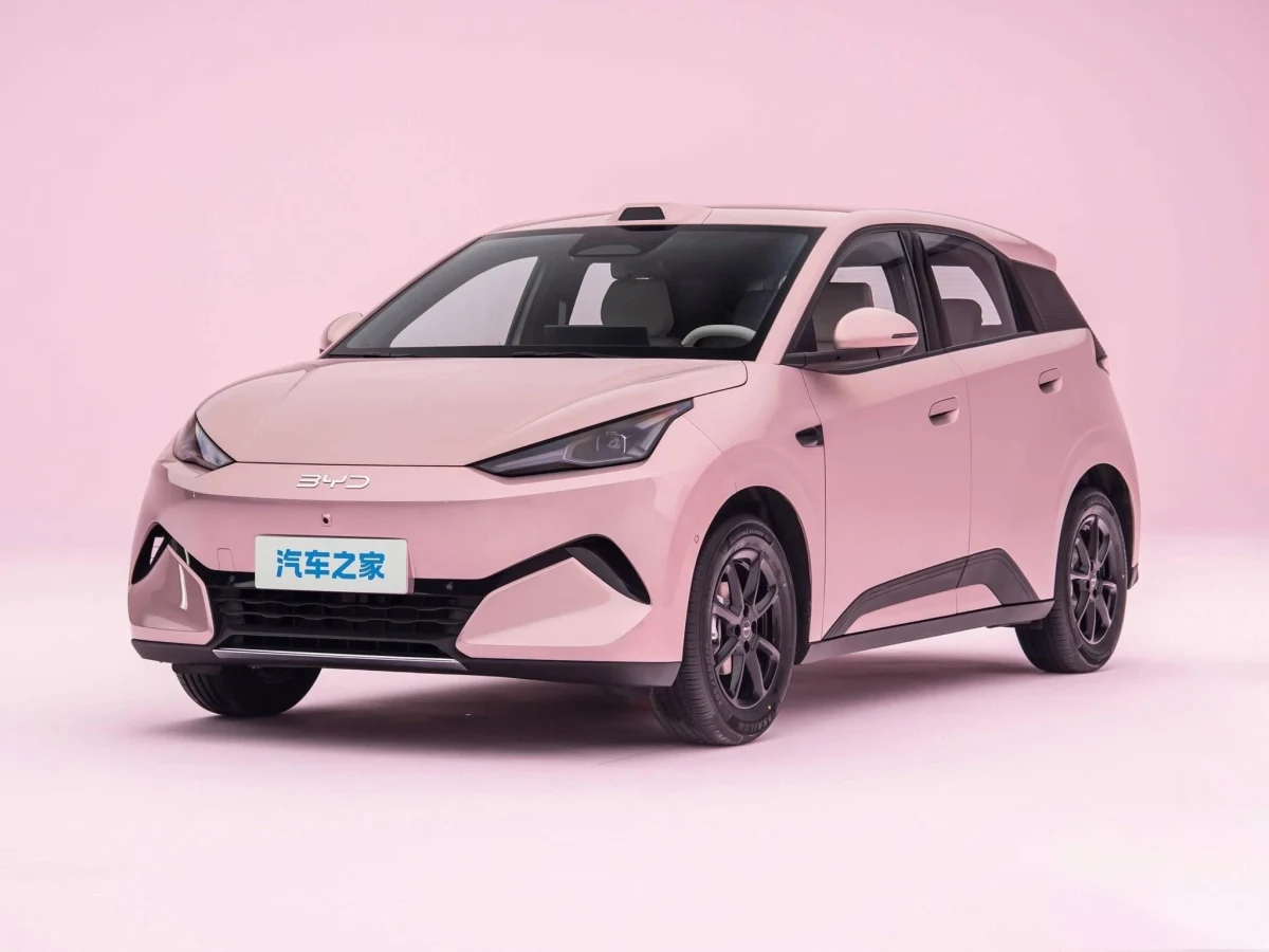 Pembe BYD Seagull’un önden çapraz görünümü