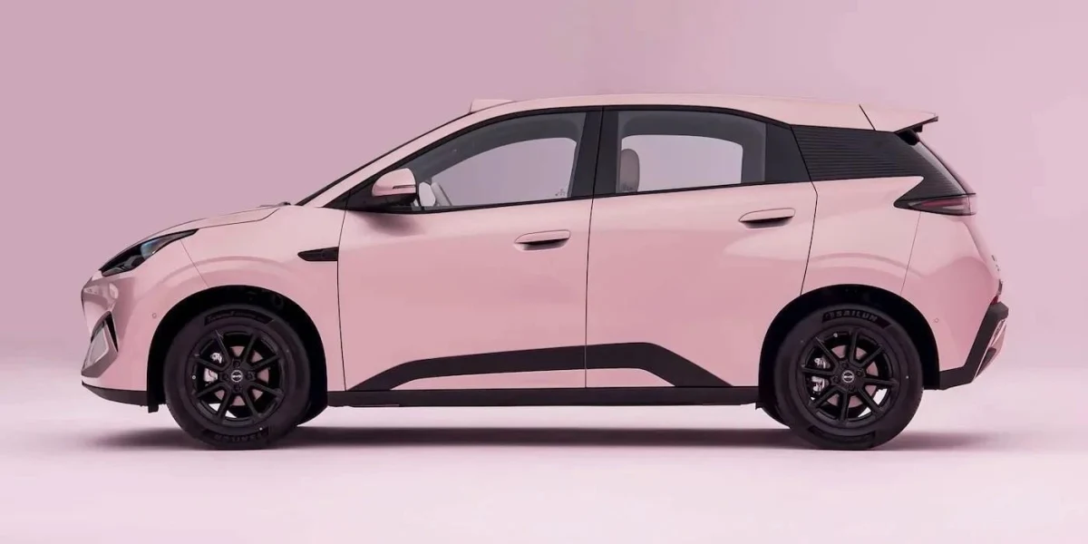 Pembe BYD Seagull’un yandan görünümü