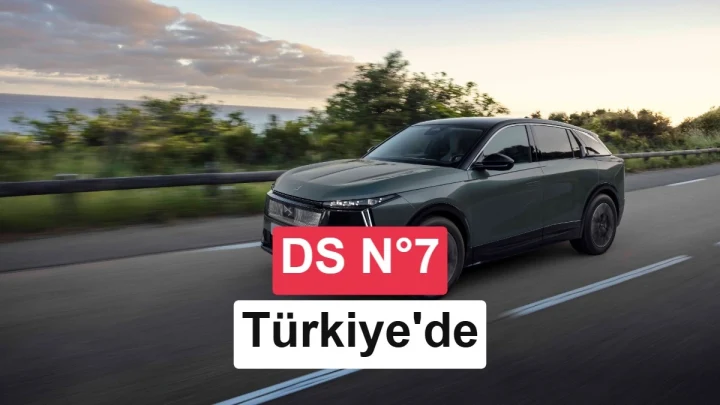 Yeni DS N°7 koyu renkli gövdesiyle yolda ilerliyor; görselde Türkiye’de satışa sunulduğu belirtiliyor.