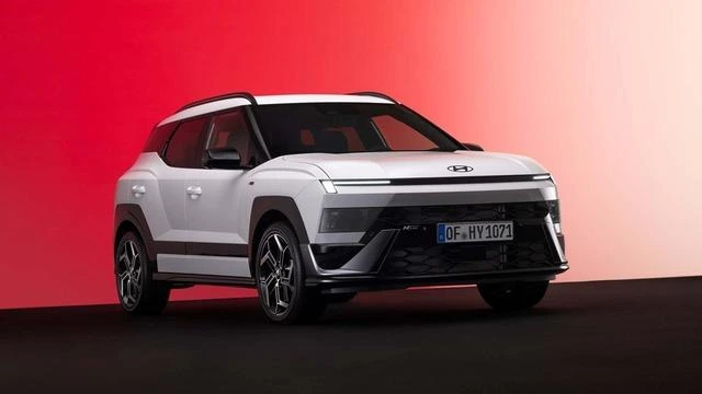Yeni Hyundai Bayon’un önden ve yandan görünen beyaz dış tasarımı