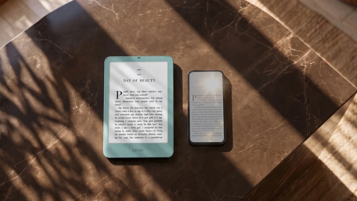 Turkuaz kılıflı Kindle ile siyah Kindle cihazı mermer yüzey üzerinde yan yana