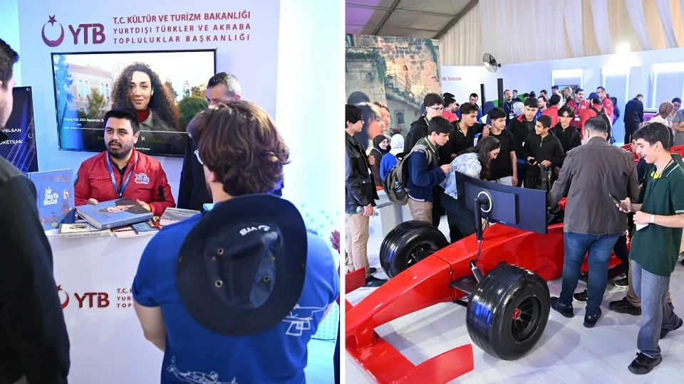 YTB standında öğrencilerle sohbet eden katılımcı ve TEKNOFEST’te teknoloji sergisini gezen ziyaretçiler