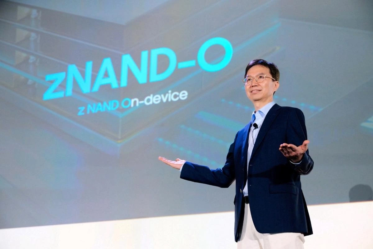 Z-NAND-O sunumu sırasında sahnede konuşan Samsung yöneticisi