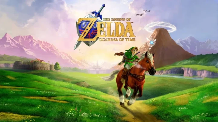 The Legend of Zelda: Ocarina of Time görselinde Link, at üzerinde yeşil bir arazide ilerliyor.