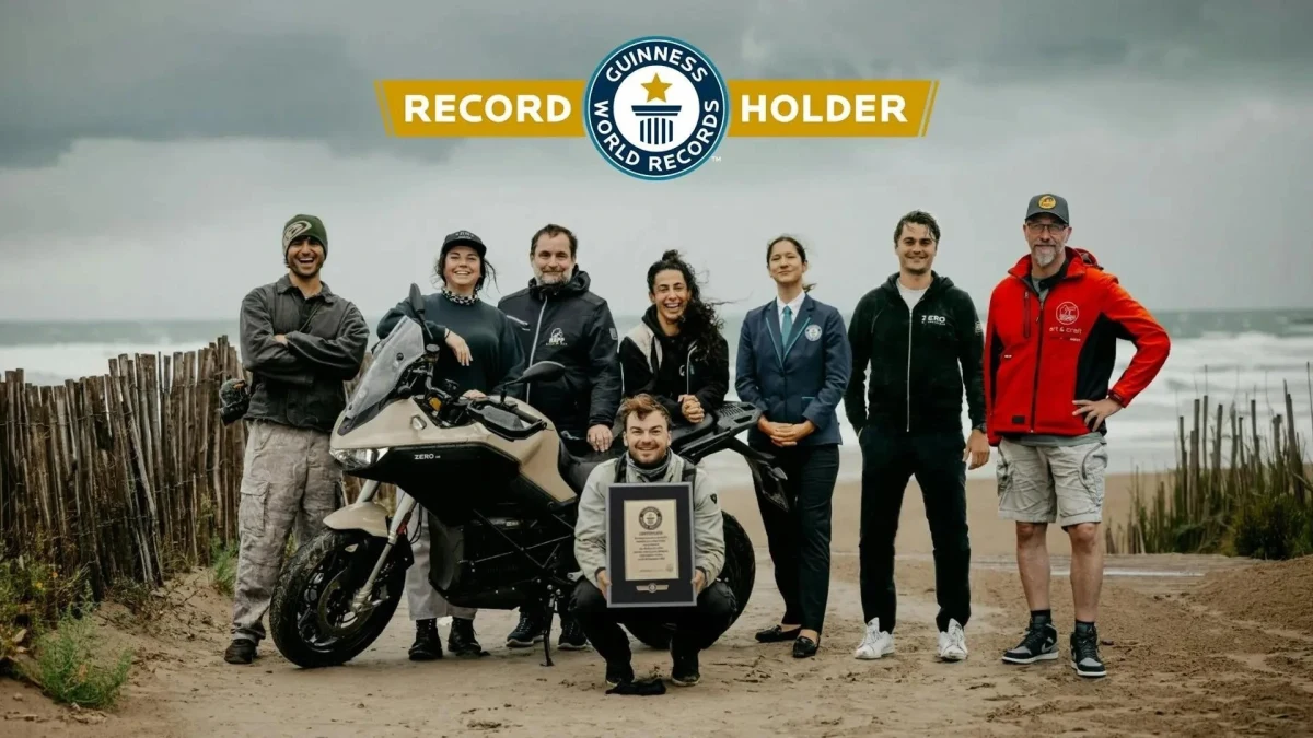 Zero Motorcycles ekibi ve motosikletin yanında Guinness World Records yazılı rekor tabelası
